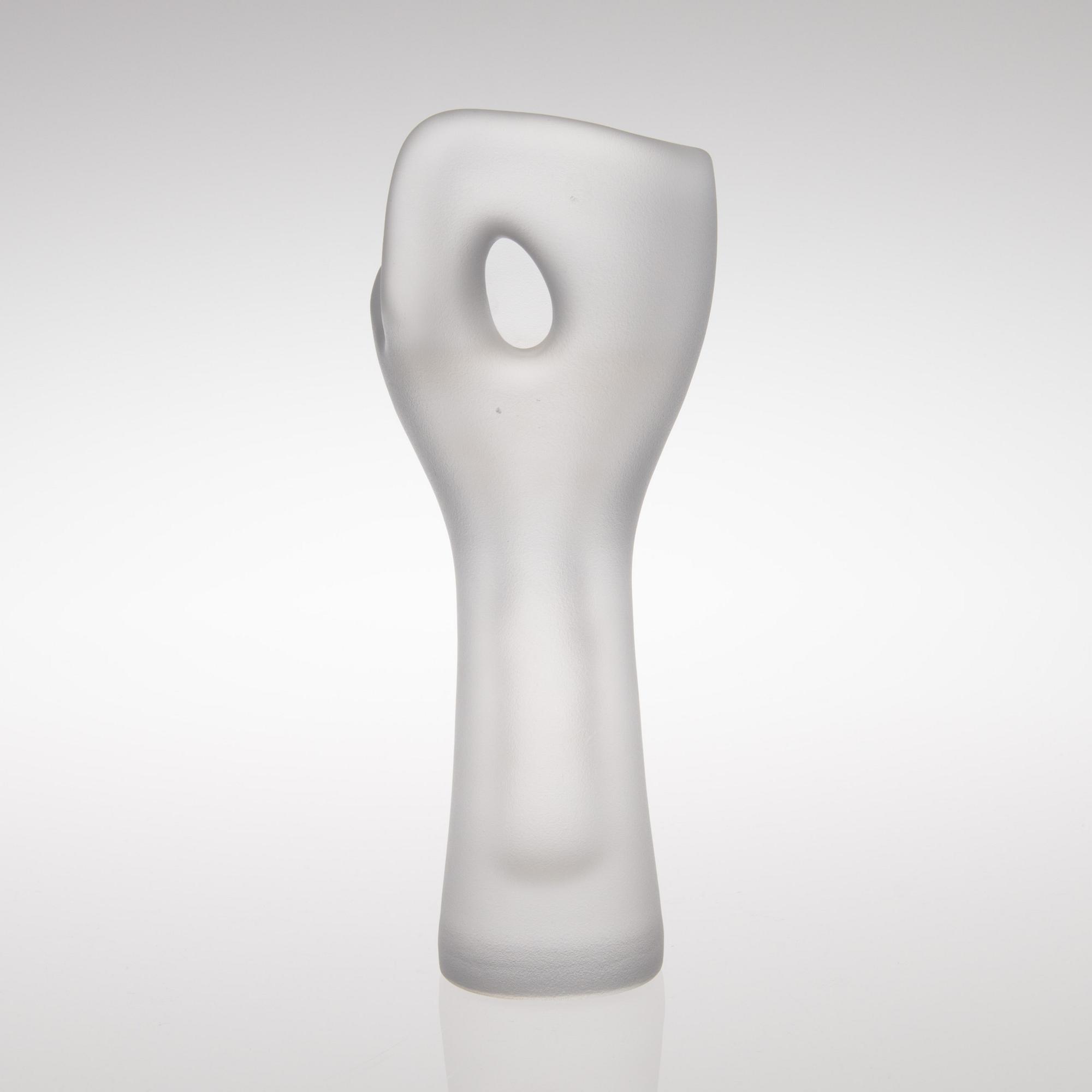 TIMO SARPANEVA, GLASSKULPTUR, Jättens näve. Sign. Timo Sarpaneva Iittala -56.