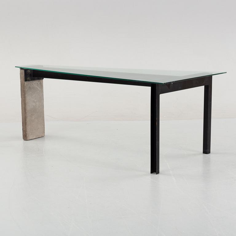 A 'Concrete' table by Jonas Bohlin for Källemo, end of the 20th Century.