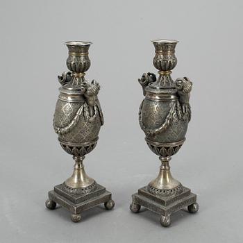 LJUSSTAKAR/CASOLETTER, ett par pläter, 1900-tal.