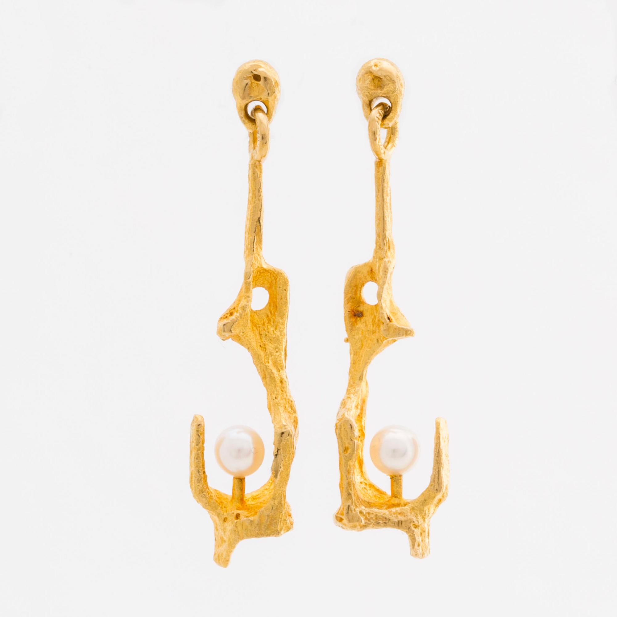 LAPPONIA EARRINGS 18k gold 2 cultured pearls approx 4 mm, design Björn Weckström 1968 "Vid källan ", hallmarked Finland.