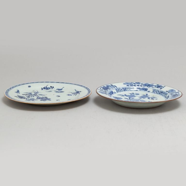 Four blue and white and cappucciner glazed porcelain plates, dish and vase, Qing dynasty, 18th century.
