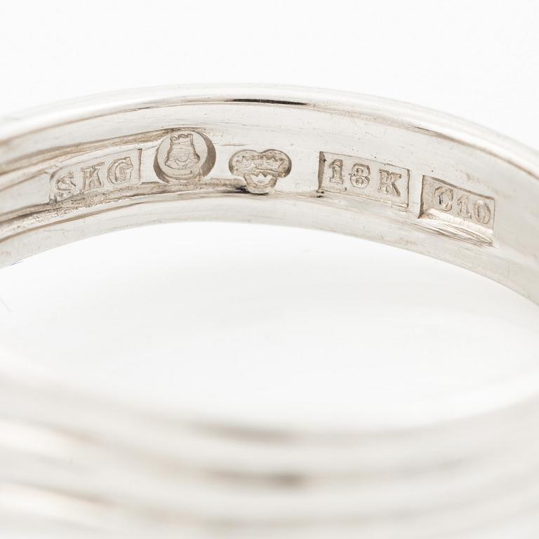 A ring in 18K white gold set with a round brilliant-cut diamond.