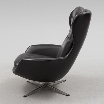 A 1950s/1960s easy chair.