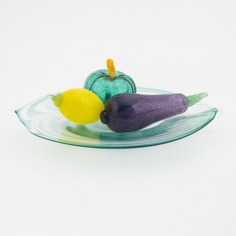 Gunnel Sahlin, glasfrukter, 3 st, med fat, Kosta Boda Artist Collection, signerade.