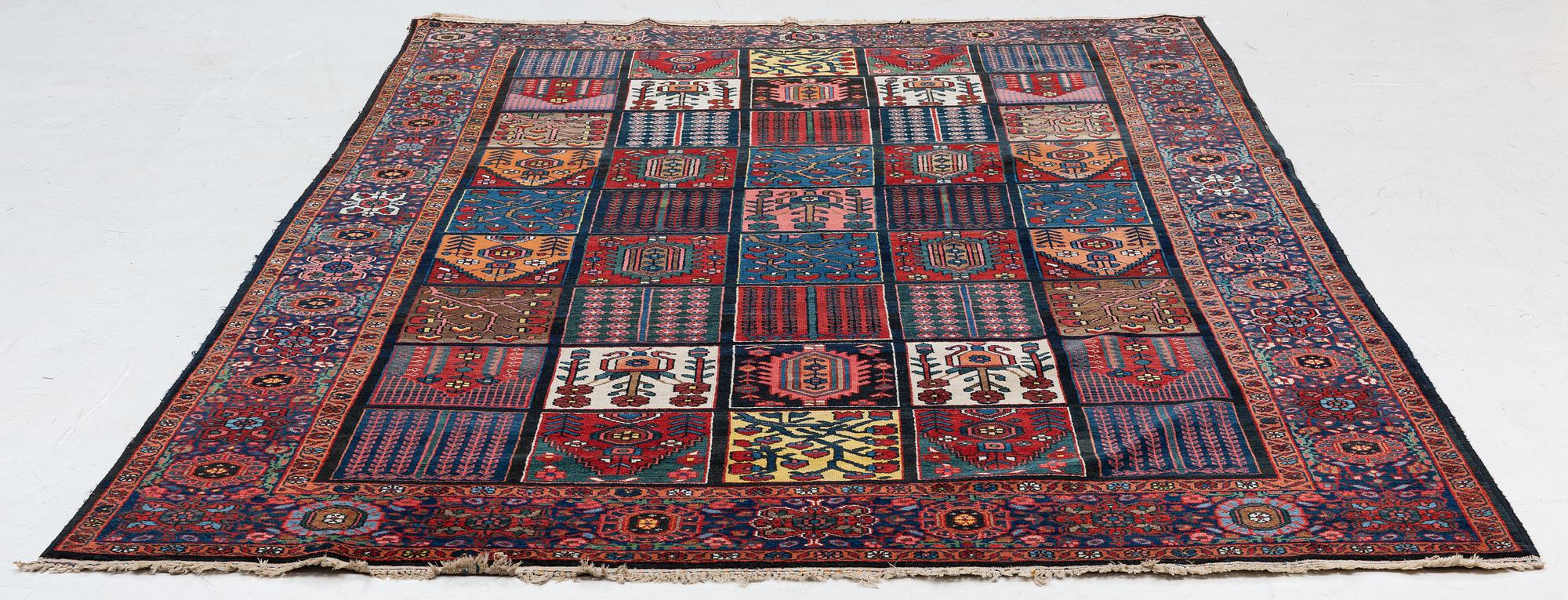 Carpet, Bakhtiari. approx. 333 x 210 cm.