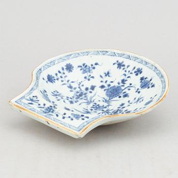 A group of 7 blue and white dishes, 18/20th Century.