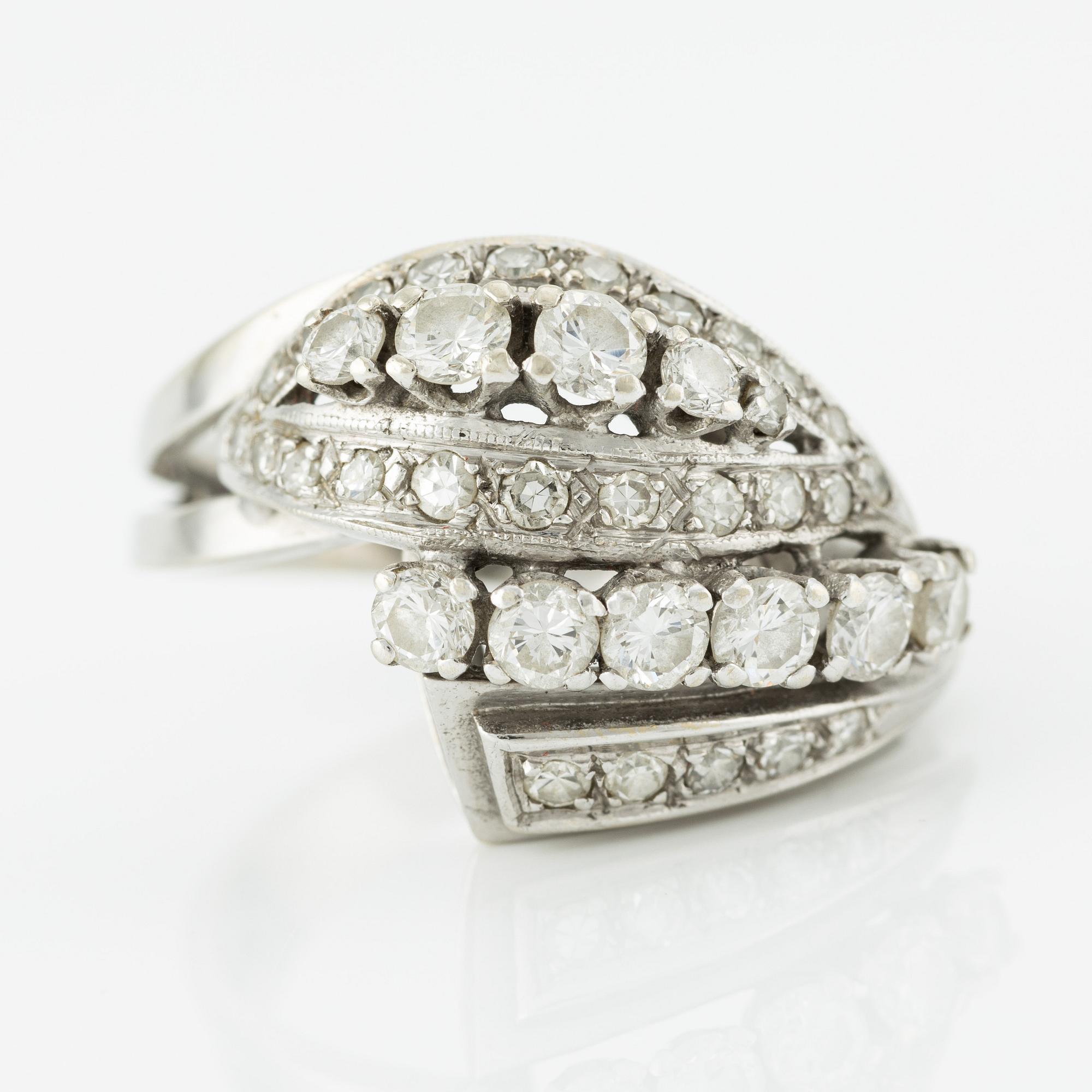Ring in white gold with brilliant and octagon-cut diamonds.