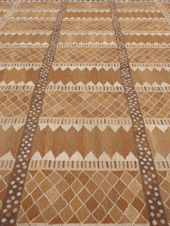 CARPET. "Josefina, brun". Flat weave. 475 x 380,5 cm. Signed AB MMF MR.