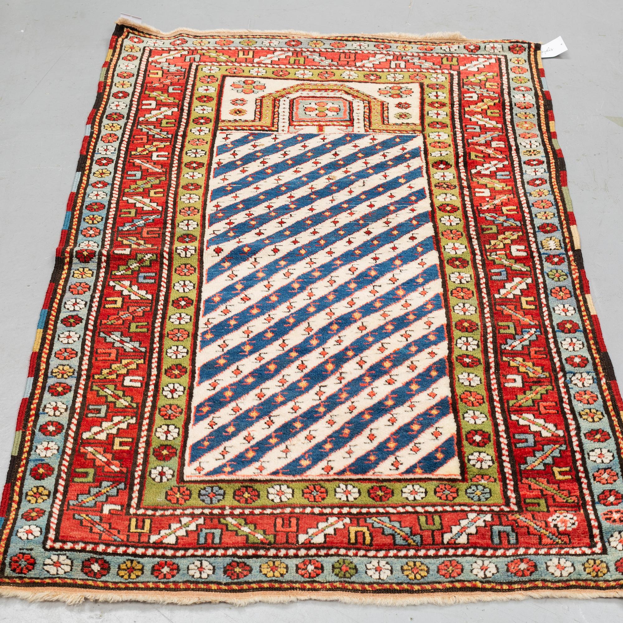 MATTO, a semi-antique Caucasian, a prayer rug, ca 160,5-165 x 96,5 cm (as well as 1 cm flat weave at the ends).