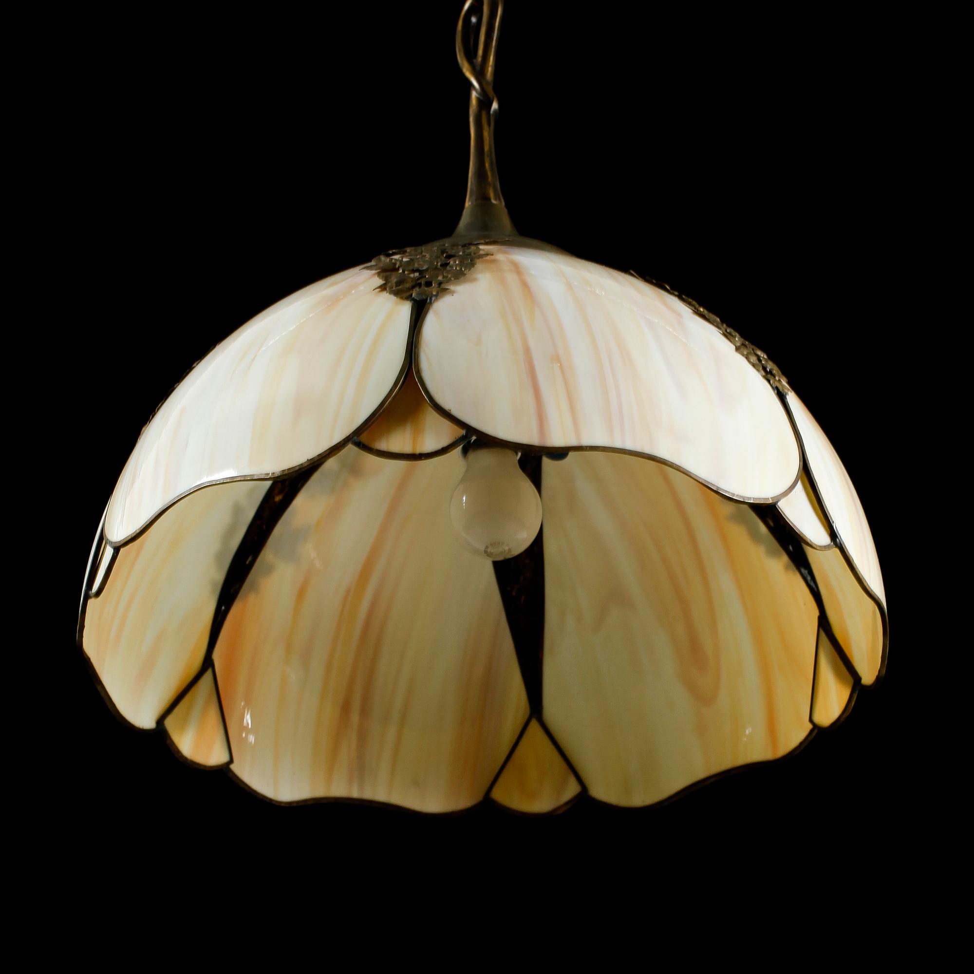 TAKLAMPA, Tiffanystil, 1900-talets andra hälft. Höjd ca 45 cm.