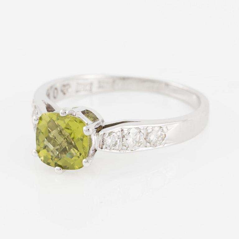 Ring in 18K white gold set with a checkerboard-cut peridot and brilliant-cut diamonds.