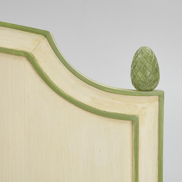 Sovrumsmöblemang, 4 delar, gustaviansk stil, sent 1900-tal.