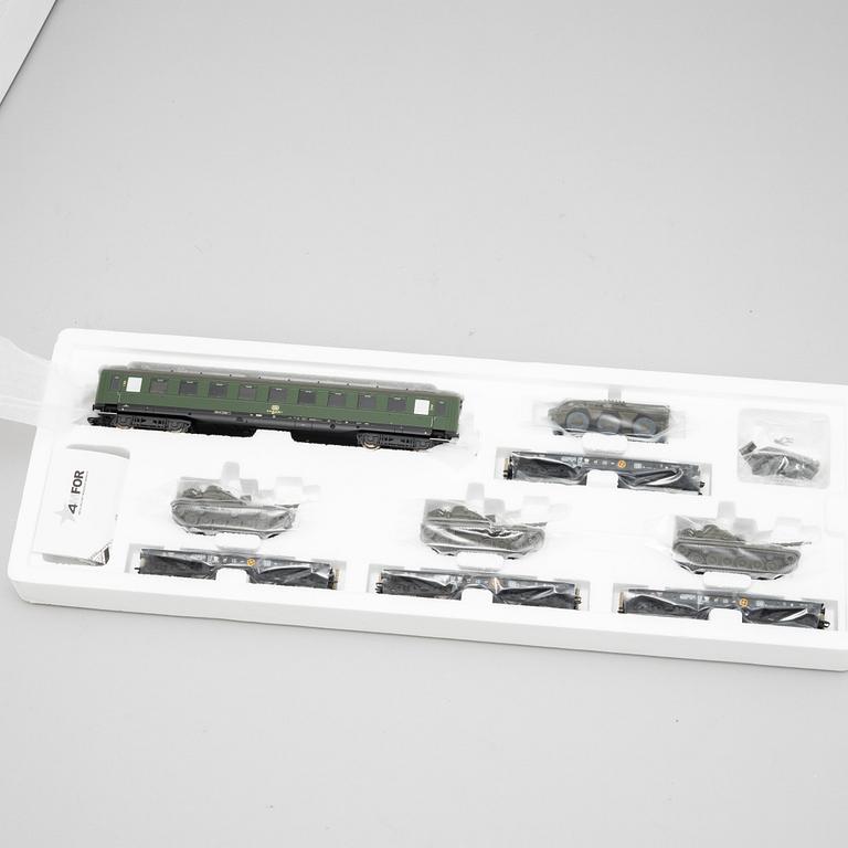 Märklin, engines and traincars, scale H0, in boxes.