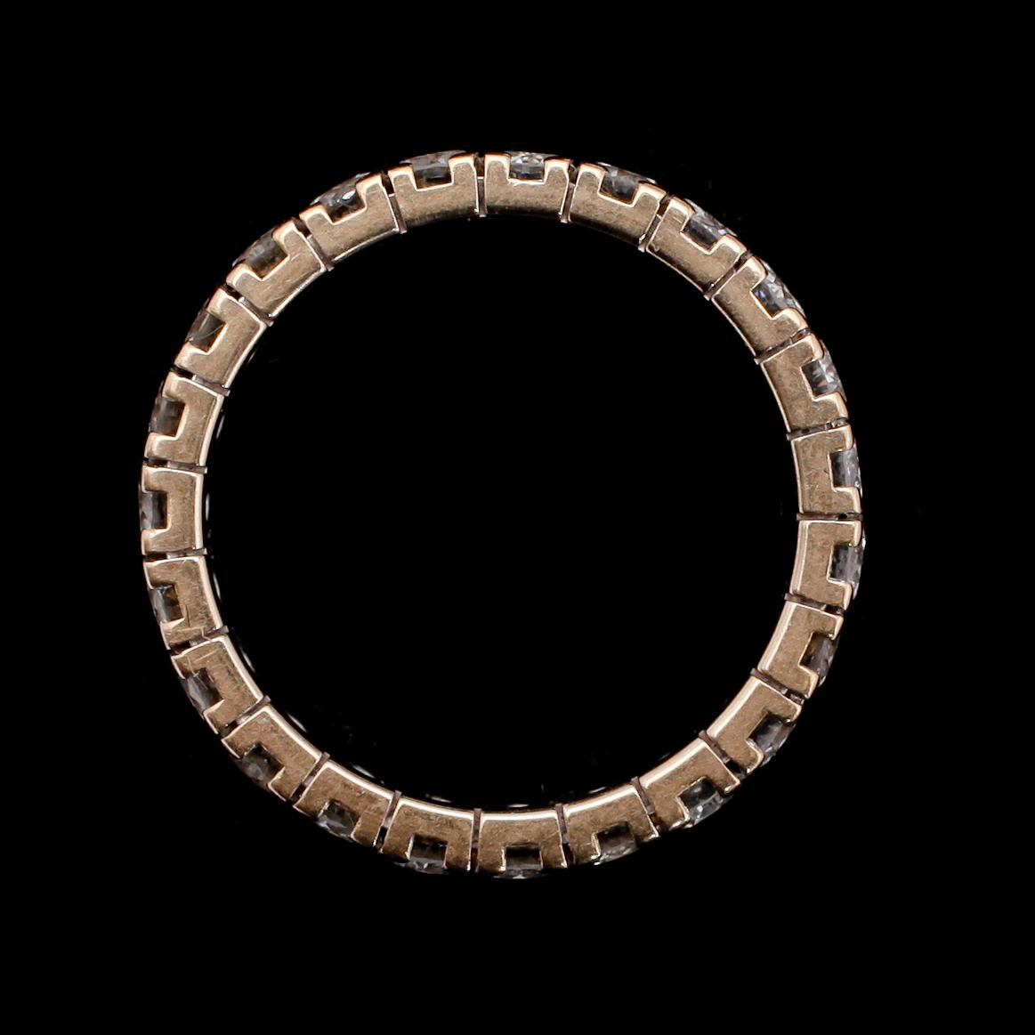 RING, 18 k vitguld, helallians, 23 briljantslipade diamanter tot ca 1.50 ct.