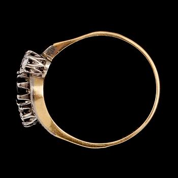 RING, 18 k guld och platina, med safir och 2 briljantslipade diamanter, England. Vikt ca 4 gram.