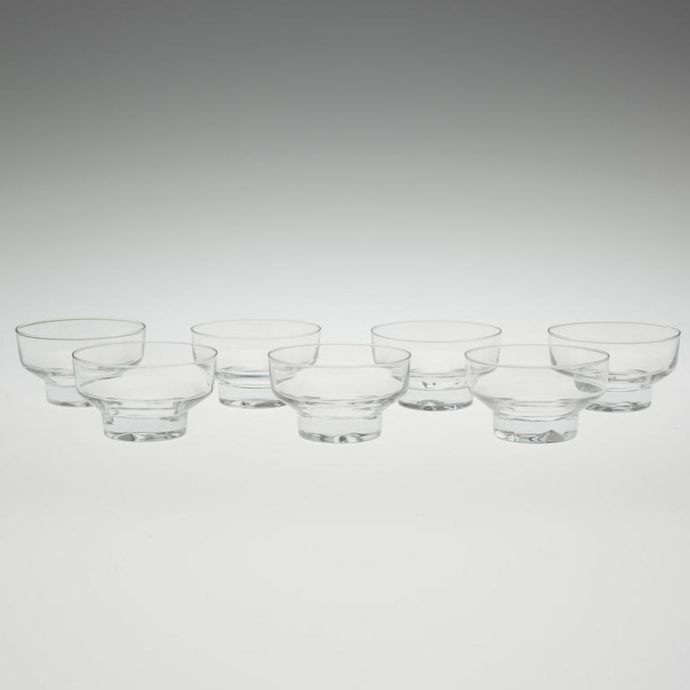 DESSERTSKÅLAR, 8 st, med SERVERINGSSKÅL, "Isbrytare" Tapio Wirkkala, Iittala 1900-talets senare hälft.