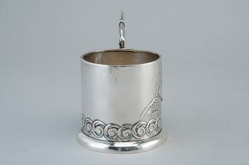 TEGLASHÅLLARE, 84 silver Mihail Tarasov Moskva 1908-17. Höjd 12 cm, vikt 176 g.