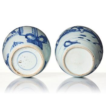 Urnor, två stycken snarlika, porslin. Qingdynastin, Kangxi (1662-1722).