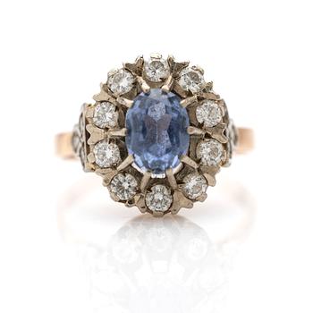 Ring, 18k gold with diamonds and sapphire.