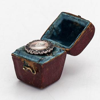 Ring, ca 17K guld, silver och gammalslipade vita topaser med porträtt av dam, 1700-tal.