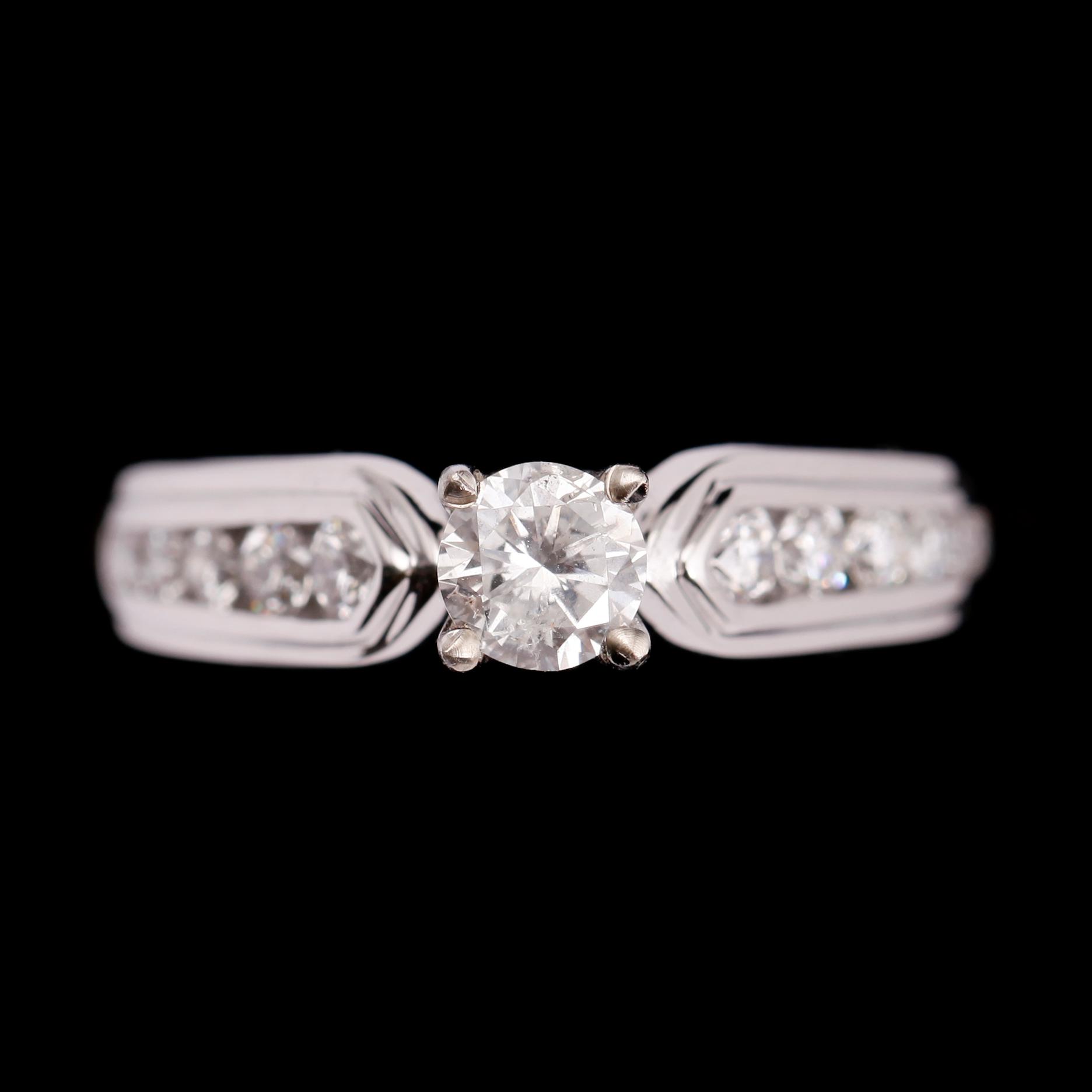 RING, 14 k vitguld, med briljantslipade diamanter tot ca 1.17 ct. Total vikt ca 5,63 gram.