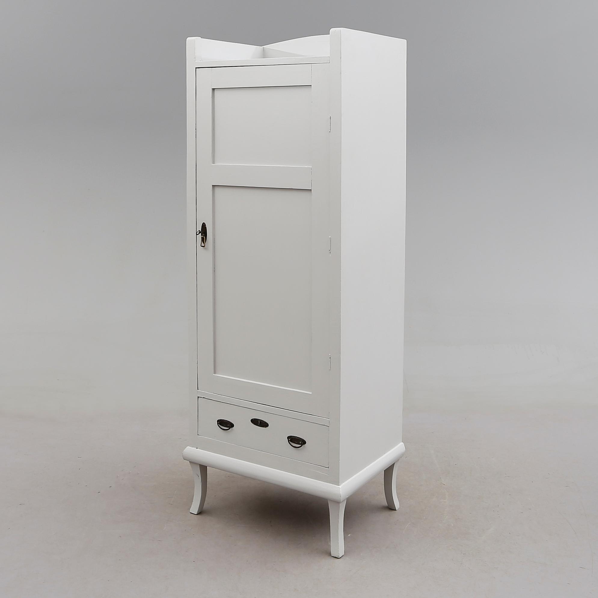 KLÄDSKÅP, 1900-talets första hälft.