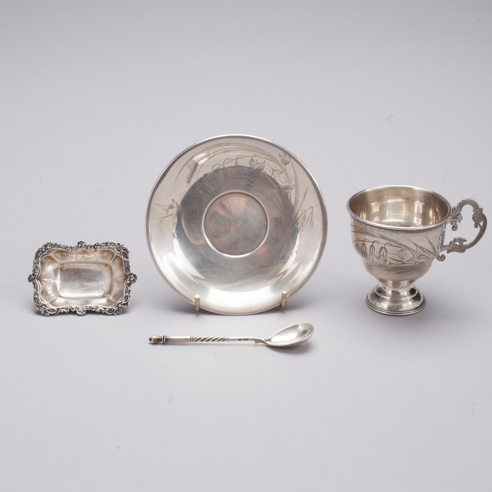 KAFFEKOPP med KAFFESKED och SYNÅLSSKÅL, silver, Ryssland 1800-talets slut. Totalvikt 192,8 g.