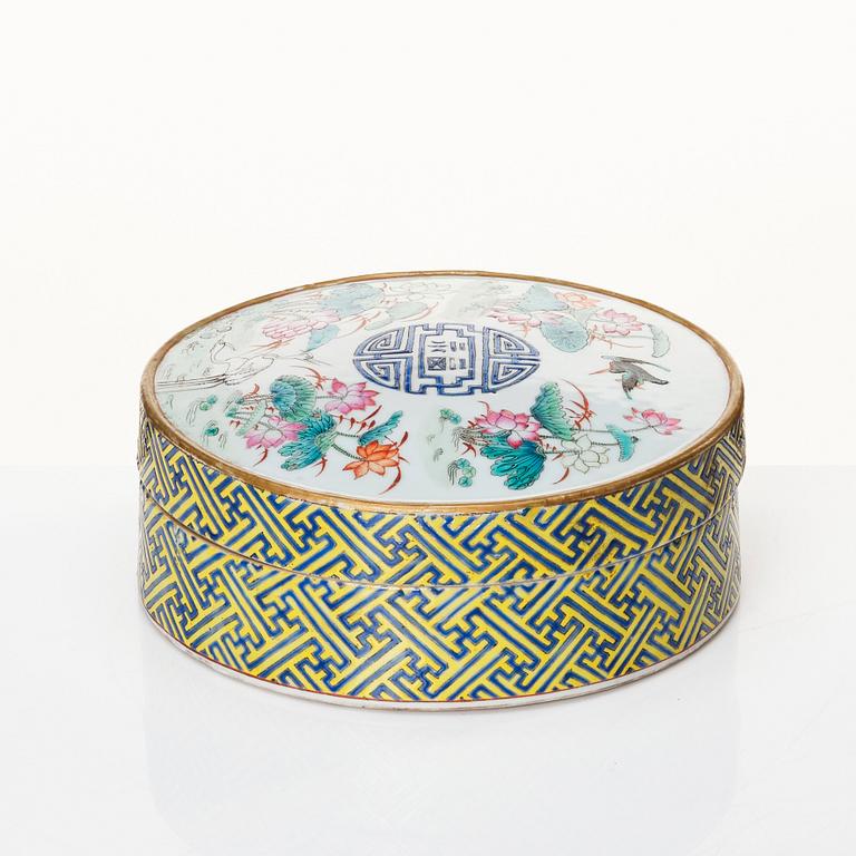 A circular sweet meat box, Qing dynasty with Guangxu mark and of the period (1874-1908).