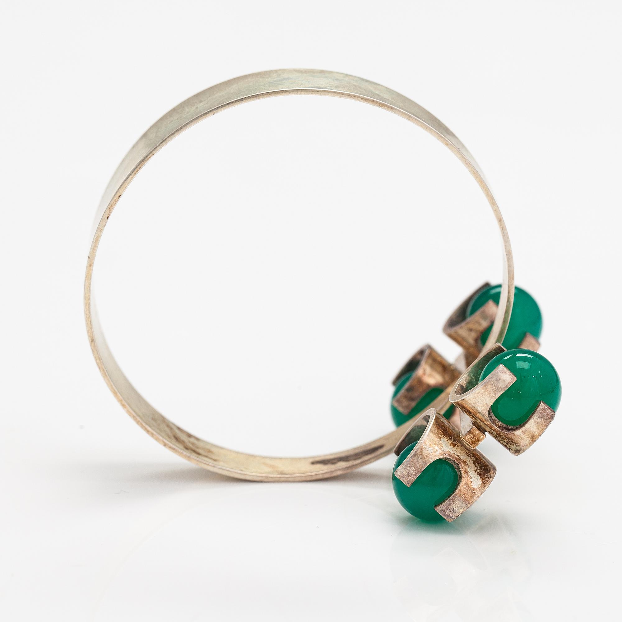 Rannekoru, stelringhopeaa ja kalcedoneja. Kupittaan kulta, Turku.