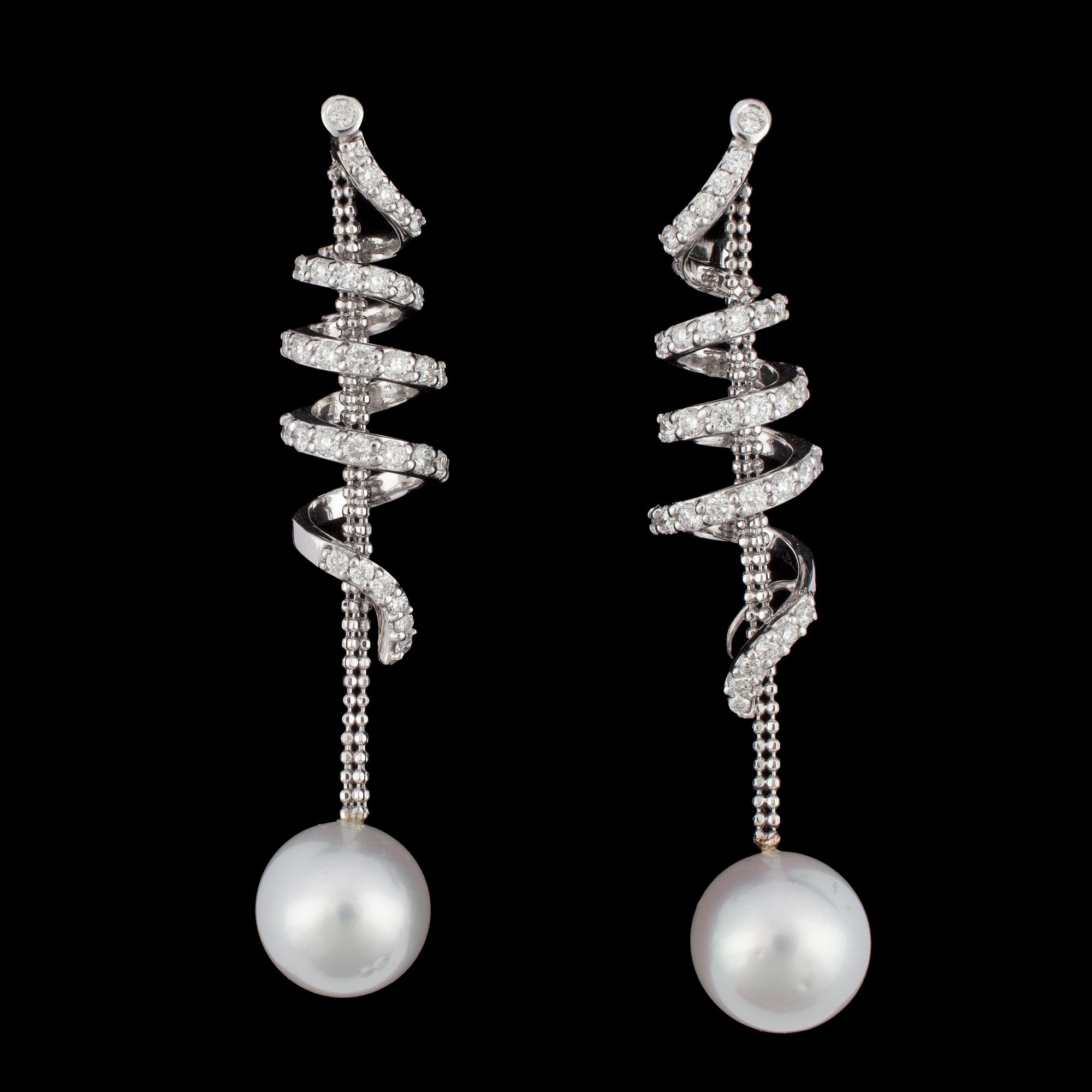 ÖRHÄNGEN, odlade Soute sea pärlor med briljantslipade diamanter, tot. 1.86 cts.