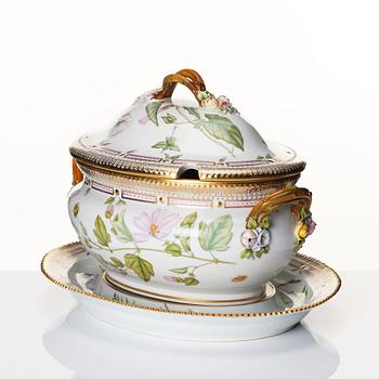 Terrin med lock och fat, porslin. Royal Copenhagen, "Flora Danica", Danmark, 1900-tal.