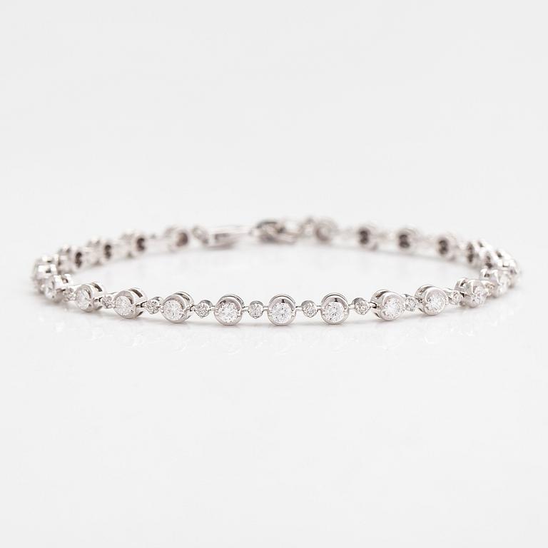 Rannekoru, 18K valkokultaa ja timantteja n. 0.78 ct yht kaiverruksen mukaan.