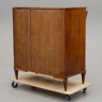 CHIFFONJE, senempire, omkring år 1800.