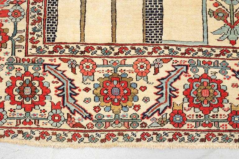 Matto, antique Heriz, figural, probably, ca 361-368 x 294,5 cm.