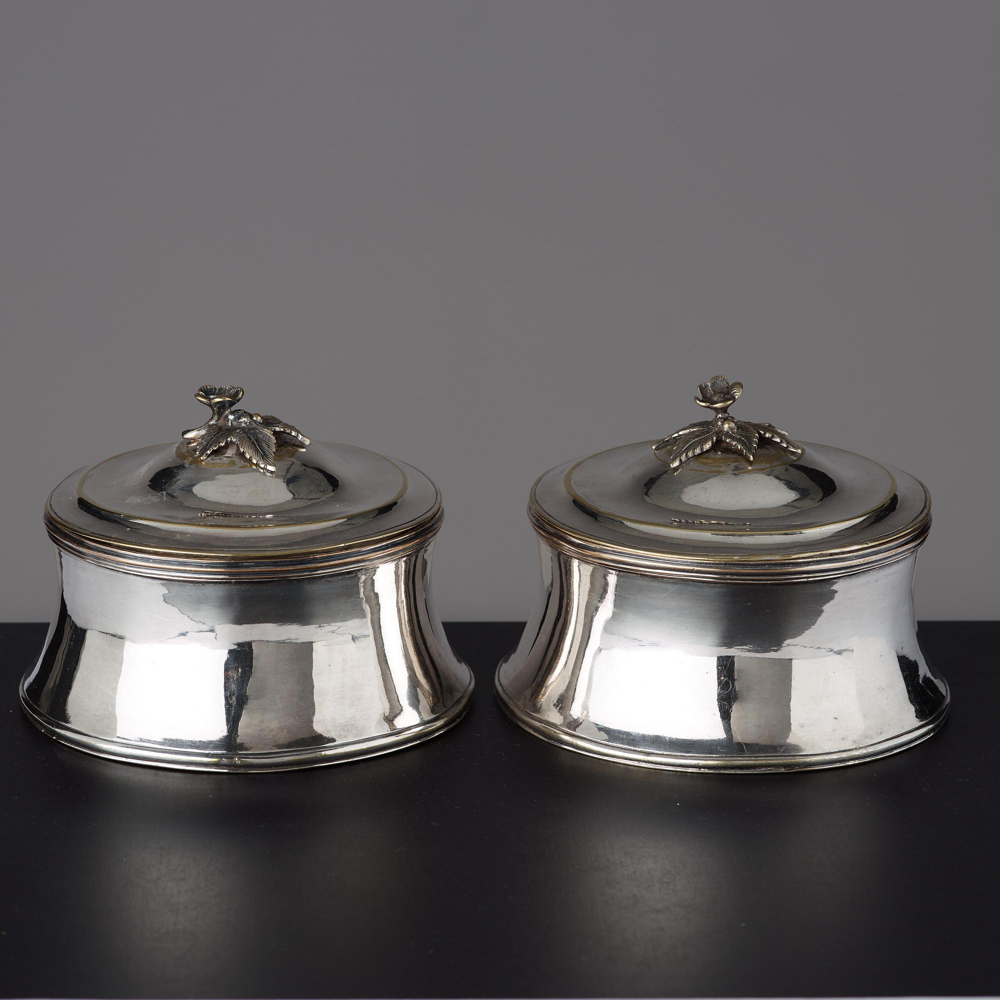 TOILETTEASKAR ett par, av Johan Gustaf Ahlgren (verksam i Stockholm 1771-99), gustavianska.