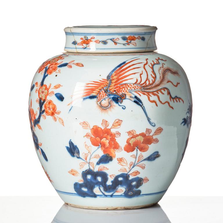 An imari jar with cover, Qing dynasty, Kangxi (1662-1722).