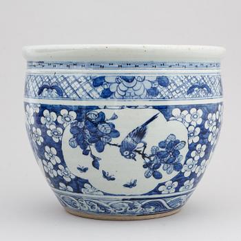 A blue and white flower pot, Qing dynasty, 19th century.