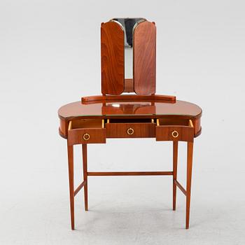 A mohagny veneered dressing table, mid 20th Century.