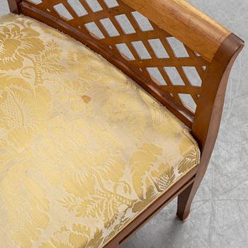 A mahogany sofa, with two armchairs and a round table, early 20th Century.