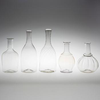 KARAFFER 5 st, glas. Mestadels 1800-tal.