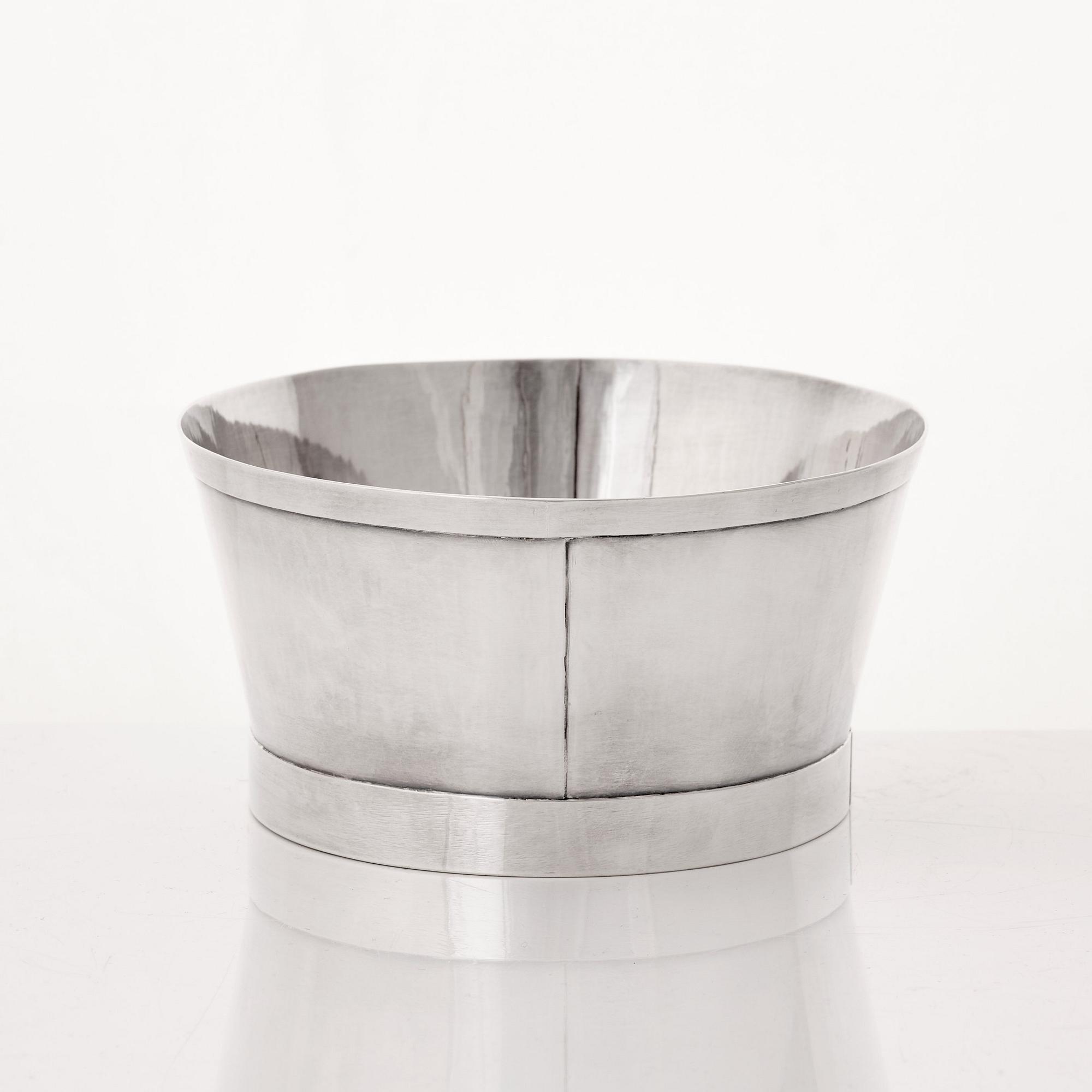 Birger Haglund, skål, Stockholm 1985, sterling, nr  2/10. Utförd i edition om 10 exemplar till Nationalmusei Vänners 75-årsjubileum.