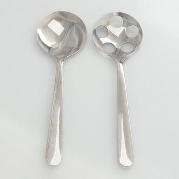 Stefan Lindfors, a stainless steel salad bowl with servers, Hackman, late 20th century.