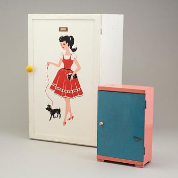 BARBIEKLÄDER & ACCESSOARER, 9 påsar samt 2 garderober, bland annat Mattel och brio, 1960-tal.