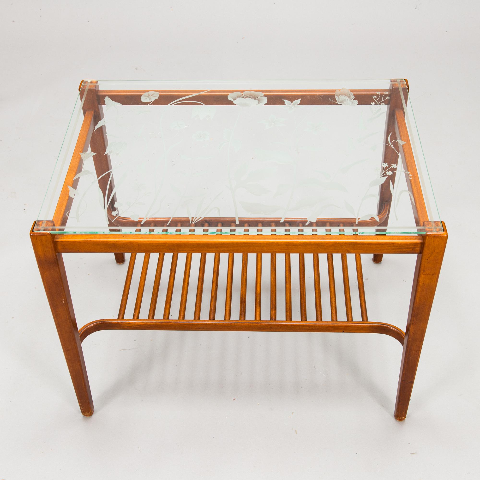 A mid-20th century coffee table / side table.