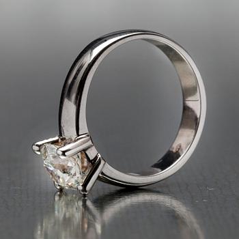 RING, vitguld 14K, briljantslipad diamant 1,58 ct. Vikt 5,67 g. Intyg.