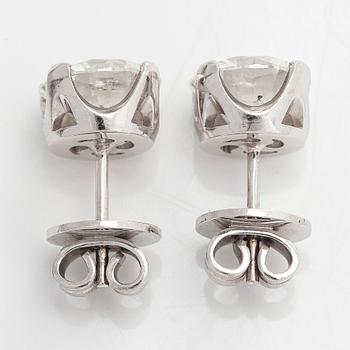 A pair of brilliant-cut diamond stud earrings in 18K white gold.