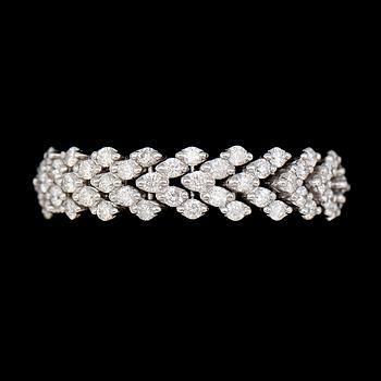 RING, 18K vitguld, briljantslipade diamanter tot ca 0.93 ct. Vikt ca 5 g.
