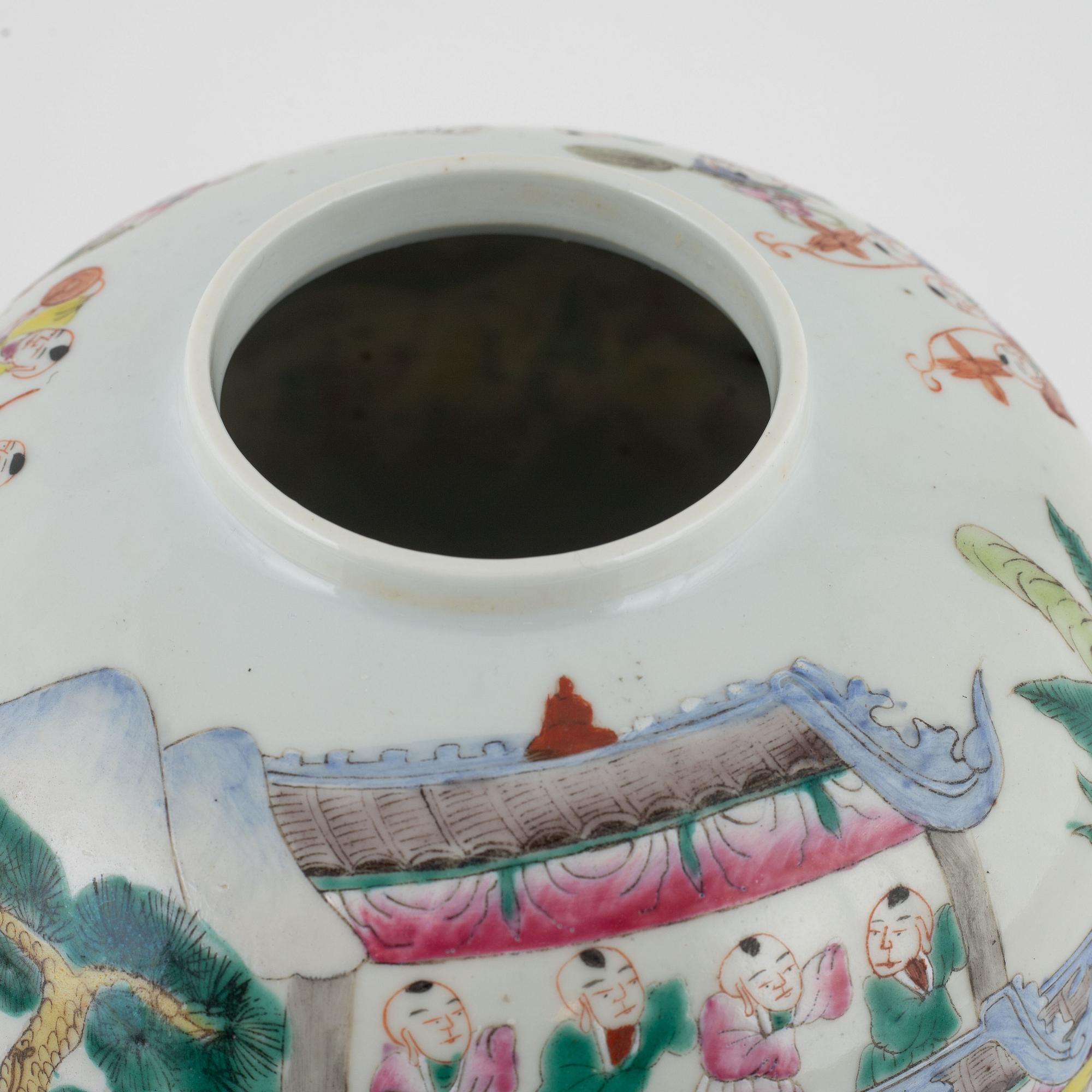 A lidded porcelain urn, China, first half of the 20th century.