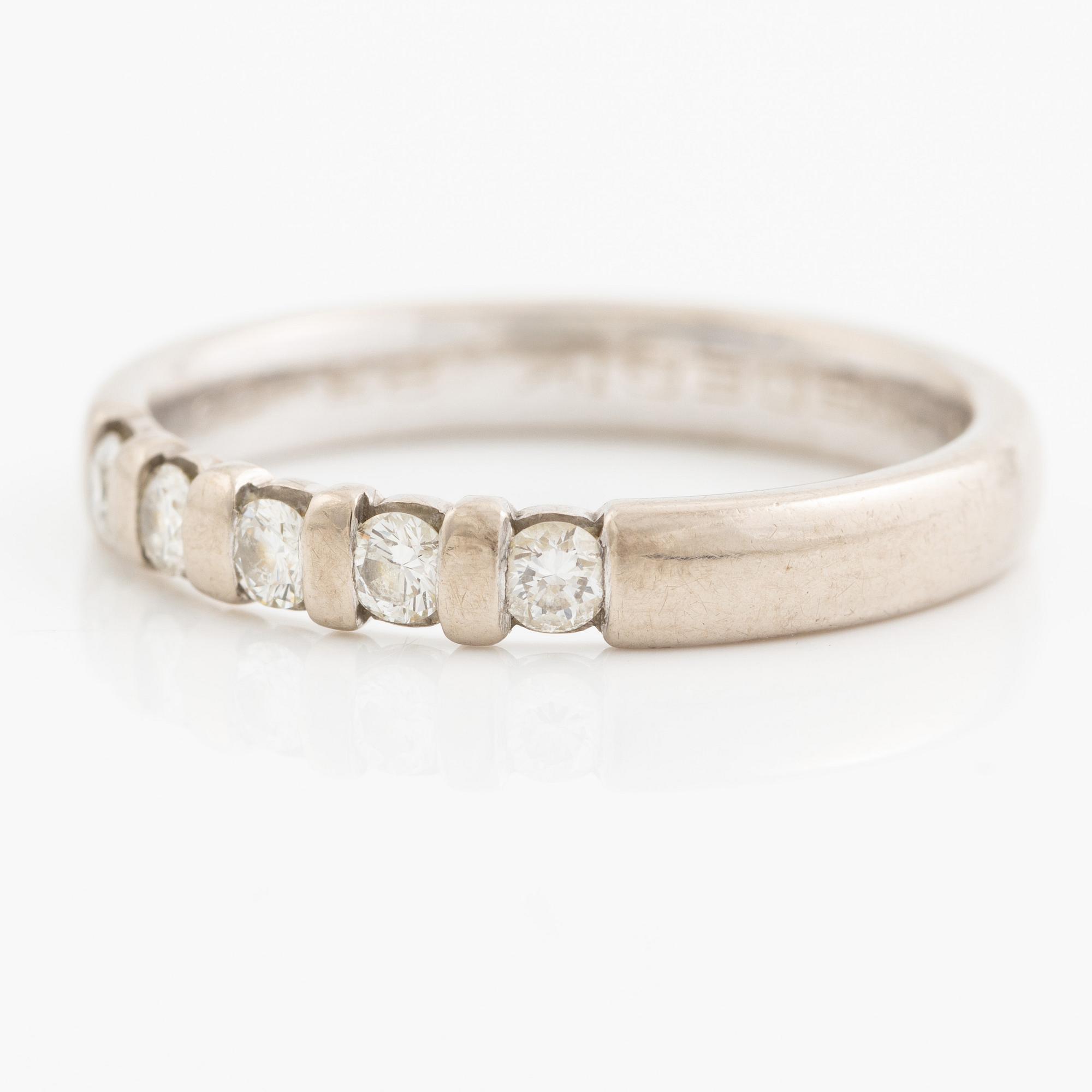 Ring, 14K vitguld med fem briljantslipade diamanter.