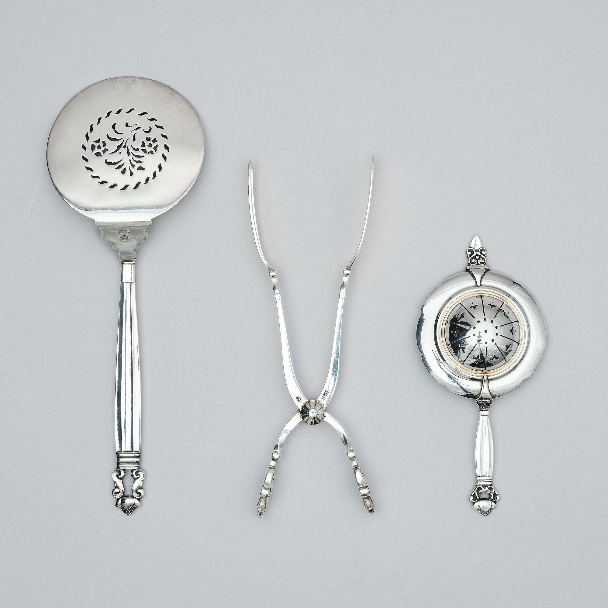 Georg Jensen, a sterling silver serving spade, a sandwich tong and a tea strainer, 3 pcs, Copenhagen after 1945 and one 1925-1932.